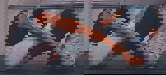 Two people in agile pose wearing opposite colours.